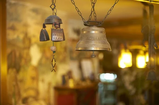 Cloches suspendues dans la salle